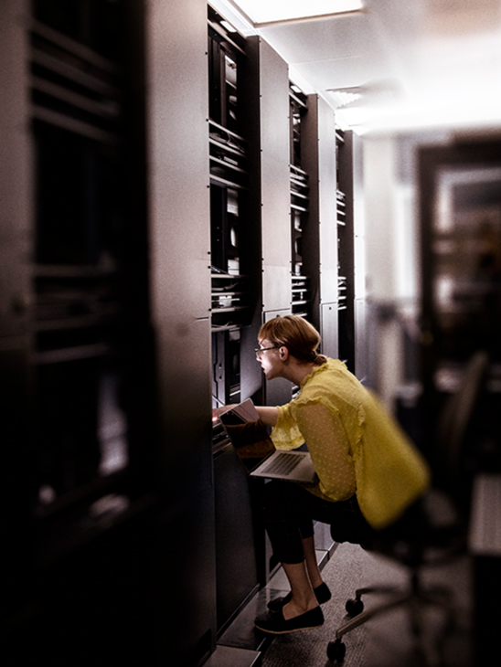 휴대폰을 보는 남자