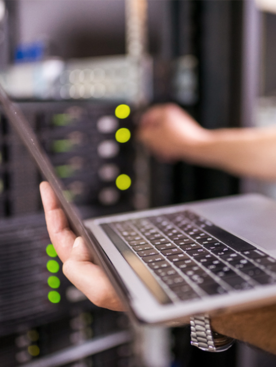 휴대폰을 보는 남자